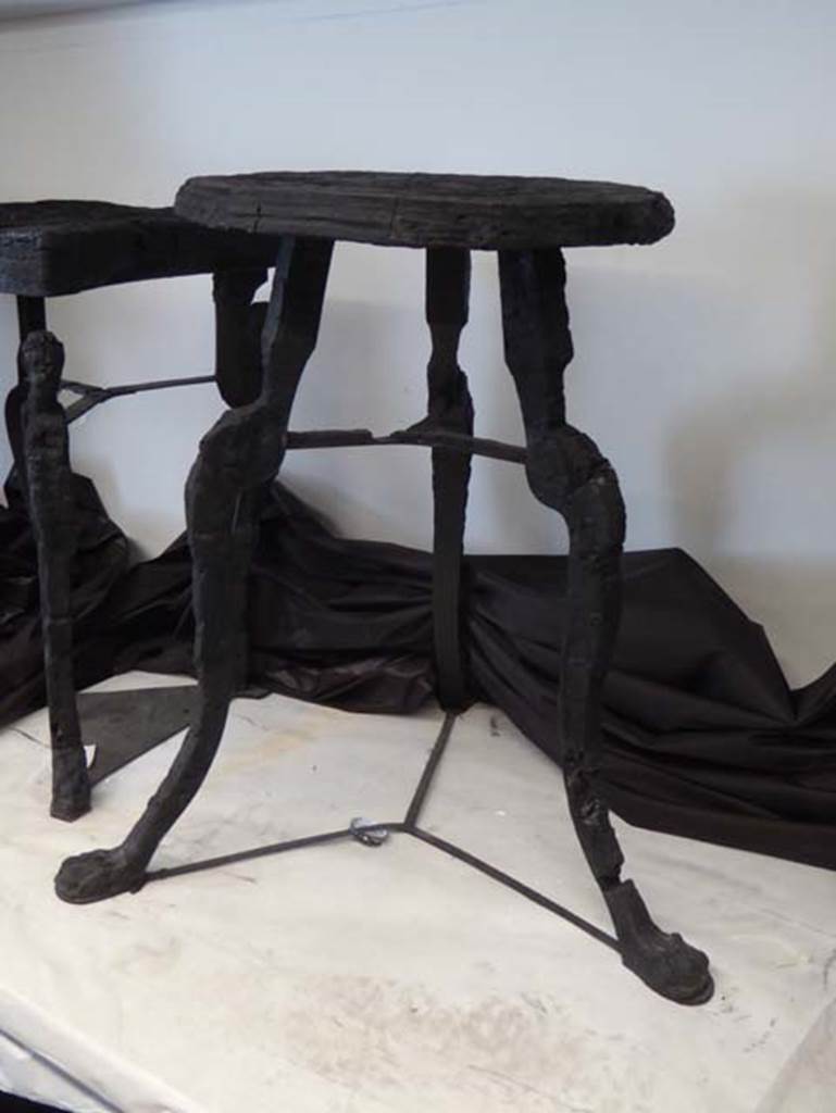 V.5 Herculaneum. September 2016.
Carbonised wooden table with clawed legs, found in the room with three windows overlooking courtyard.
Photo courtesy of Michael Binns.